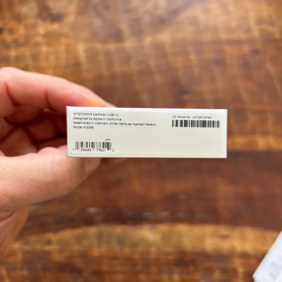 Apple EarPods with USB-C Connector - Picture 2 of 3